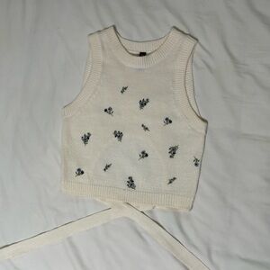 Small floral open back knit top🤍